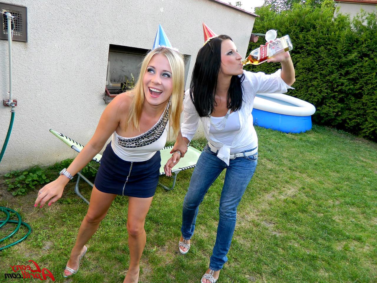 15P Lindas garotas lésbicas bêbadas saem da festa para brincar de buceta e fazer xixi no pátio