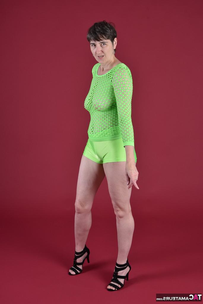 20P Mulher madura com cabelo curto deixa os seios soltos em uma camisa transparente