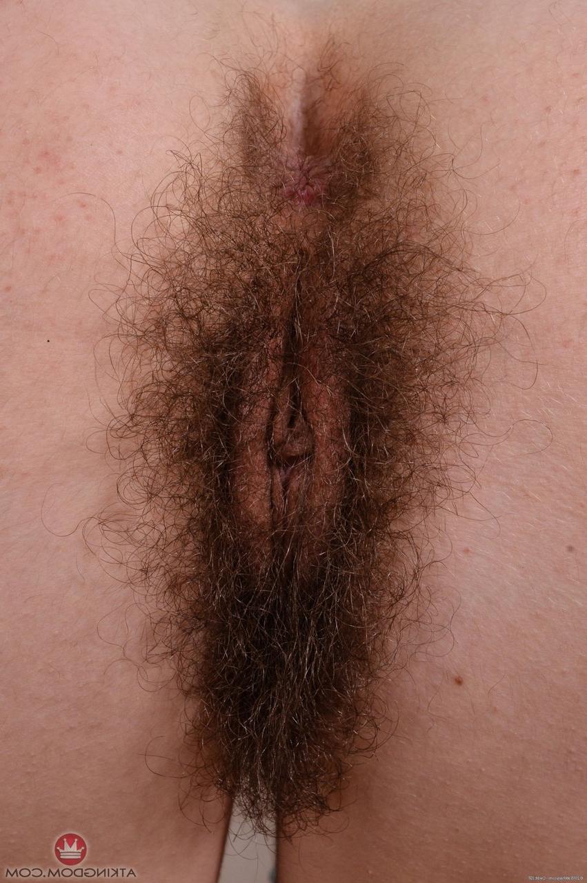 20P Hippie delgada y tatuada Pearl Sage jugando con su coñito extremadamente peludo