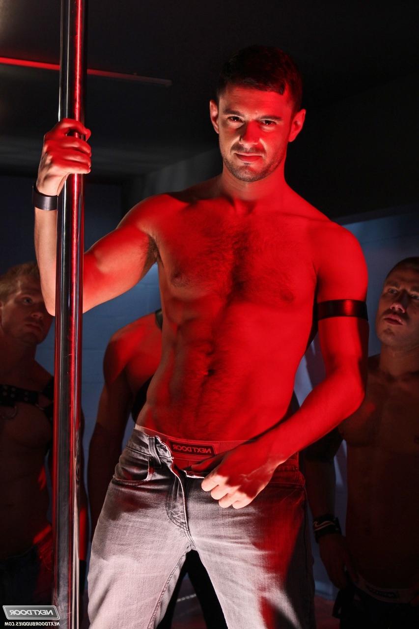 20P Gays musculosos mostram seus paus e dançam em volta do poste de strip-tease