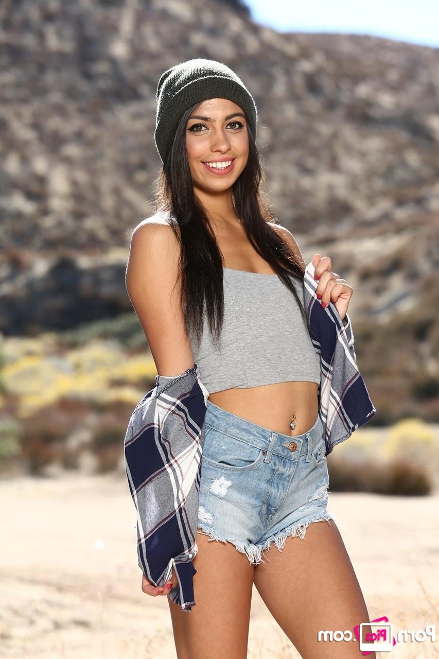 20P A linda adolescente Taylor May mostra seu corpo esguio e pequenos melões ao ar livre