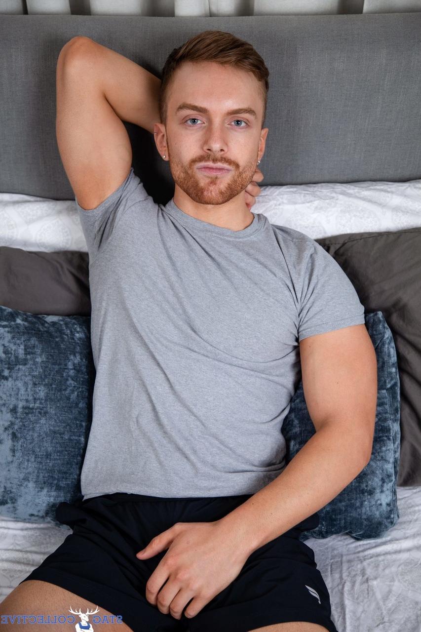 20P Los amantes gay Damien White y Nick Thompson se desnudan antes de besarse y follar duro