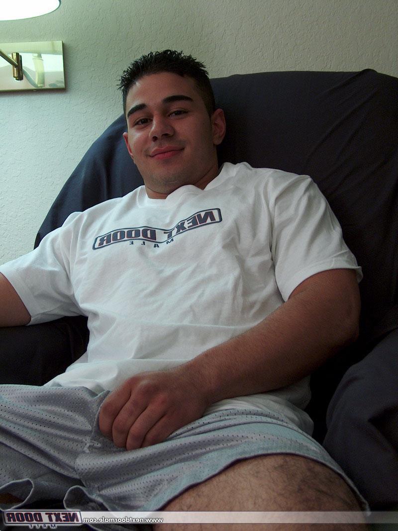 20P Der schwule Amateur Omar zeigt sein Tattoo und seinen Schwanz, während er sich auszieht