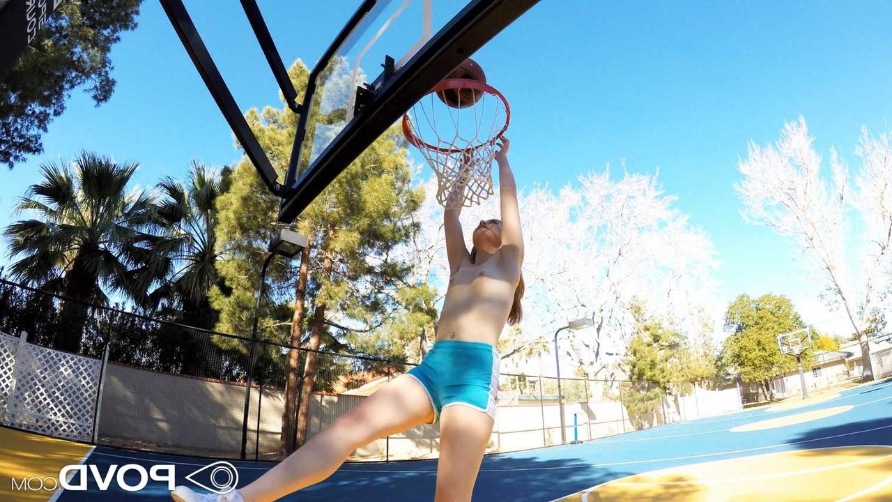 17P La colegiala flaca Danni Rivers juega baloncesto y se la follan duro después
