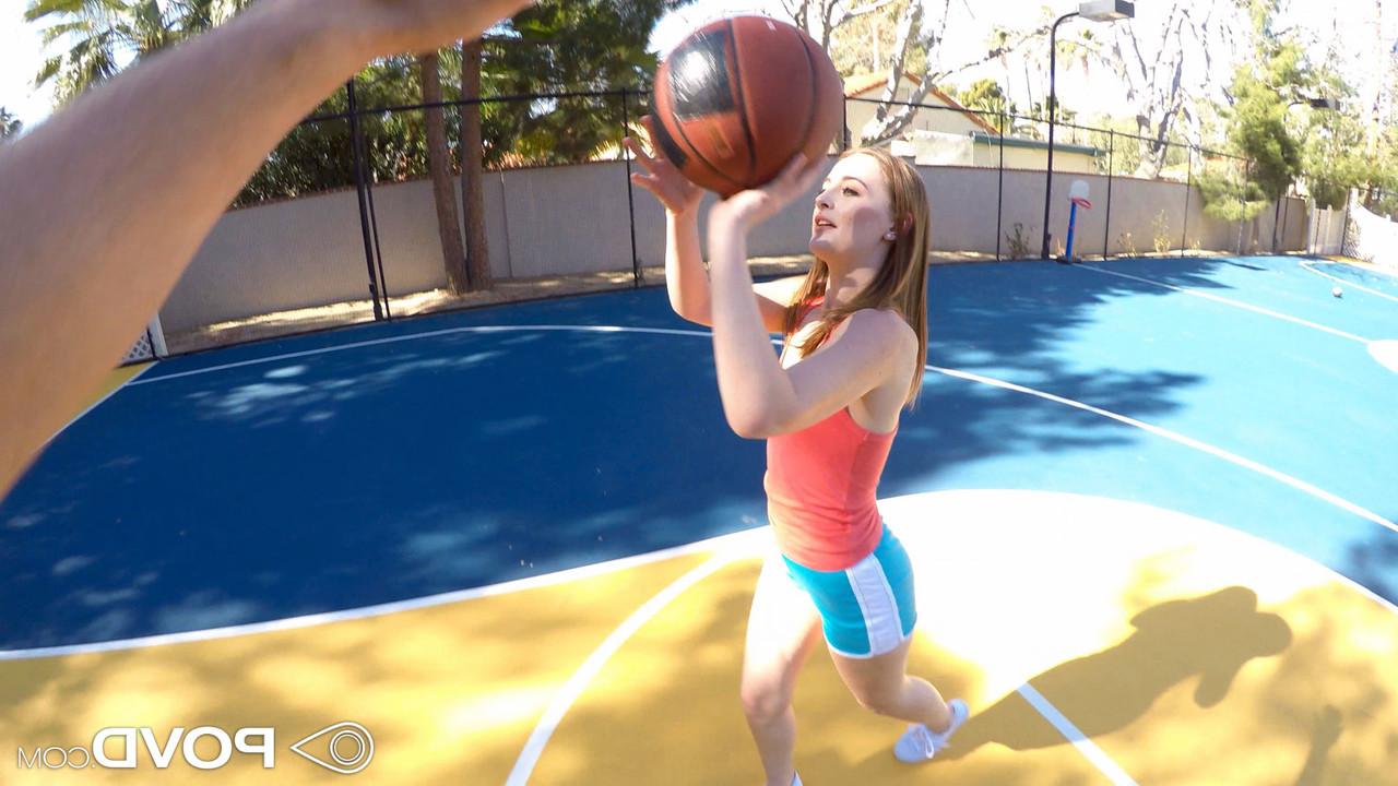 17P La colegiala flaca Danni Rivers juega baloncesto y se la follan duro después