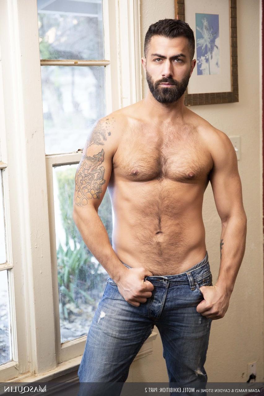 20P Os gays excêntricos Adam Ramzi e Cayden Stone posam antes de foder hardcore