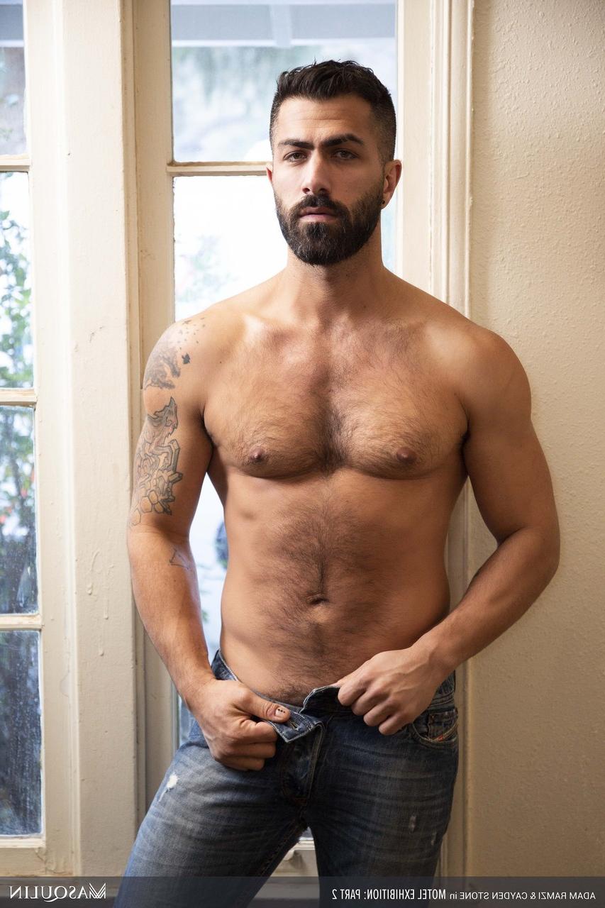 20P Os gays excêntricos Adam Ramzi e Cayden Stone posam antes de foder hardcore