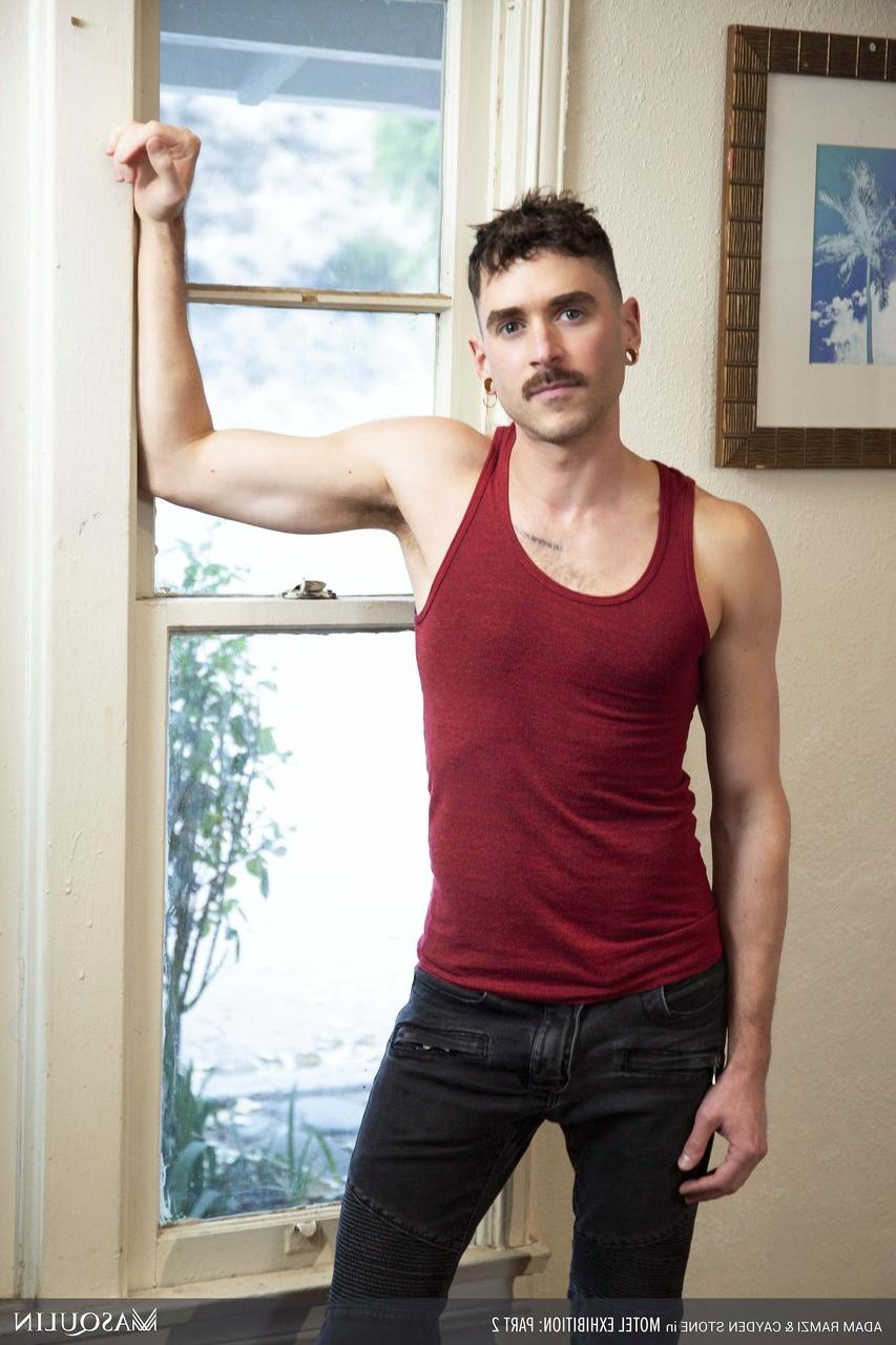 20P Os gays excêntricos Adam Ramzi e Cayden Stone posam antes de foder hardcore