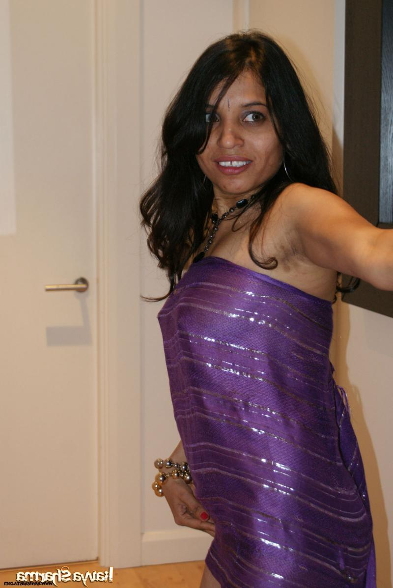 12P Indian MILF Kavya Sharma crosses her bare legs during a non-nude gig