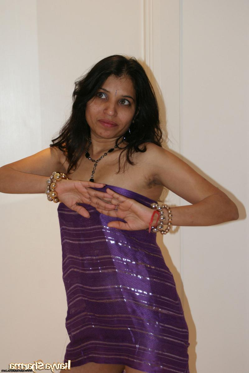 12P Indian MILF Kavya Sharma crosses her bare legs during a non-nude gig