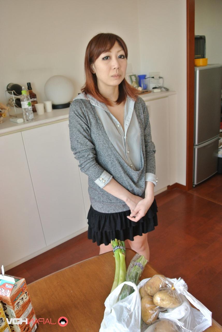 15P La pelirroja japonesa Eri Fujino se masturba antes de una cita