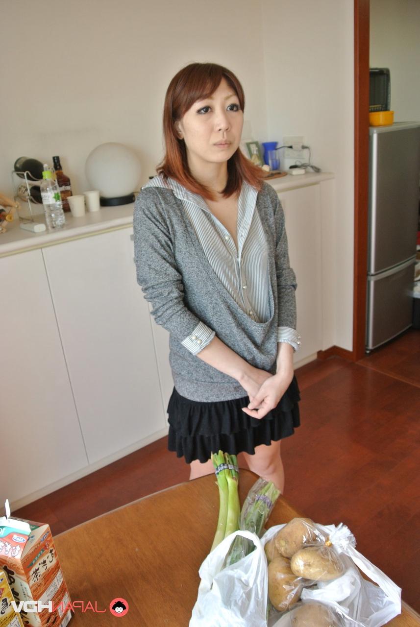 15P La pelirroja japonesa Eri Fujino se masturba antes de una cita
