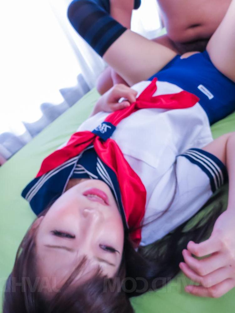 15P La japonesa Yuri Sakurai tiene sexo con un lindo uniforme de marinero