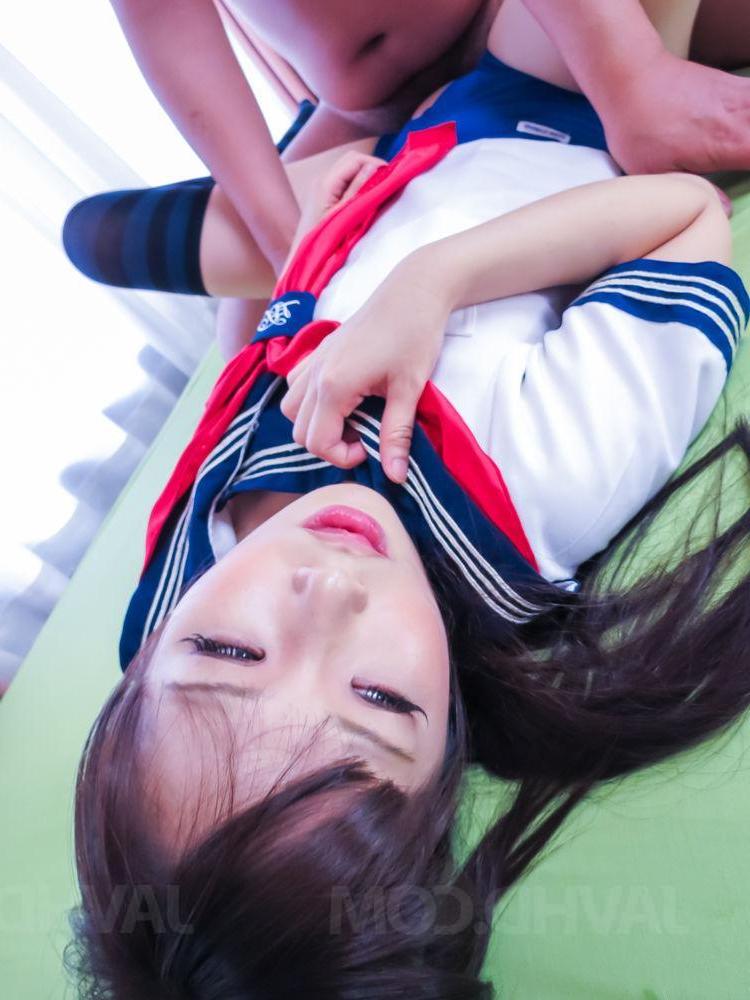 15P La japonesa Yuri Sakurai tiene sexo con un lindo uniforme de marinero