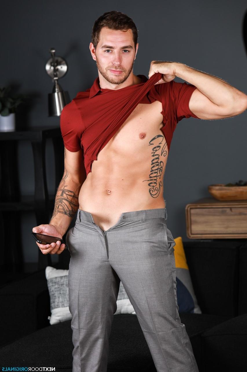 20P Carter Woods et Damien Cruz, amis gays sexy, se déshabillent avant de faire l'amour à cru
