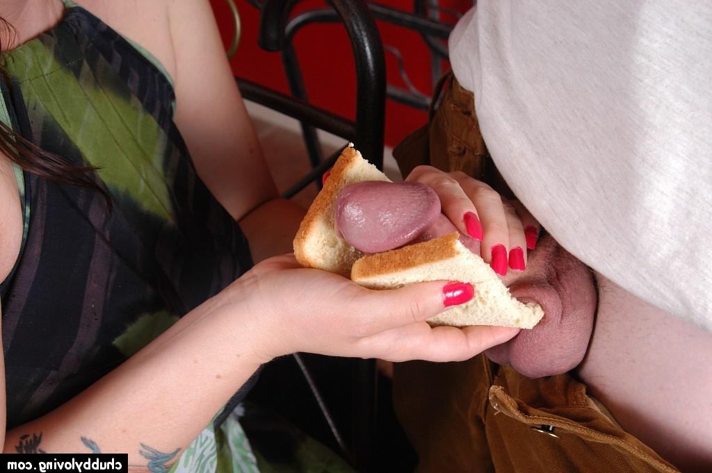 16P Senhora mais velha e robusta com tatuagens empurrando o pau para comer porra na mão