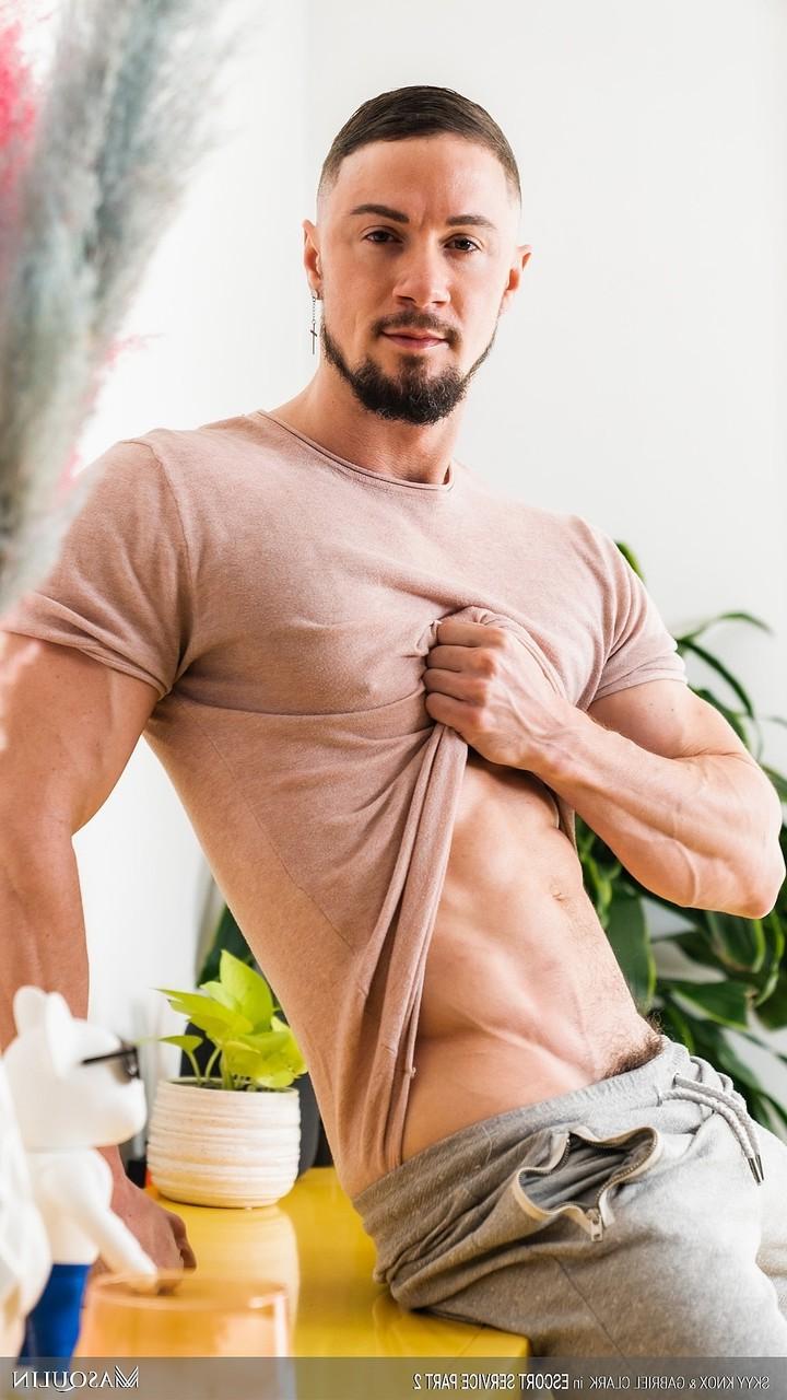 20P O galã gay Gabriel Clark analisa seu massagista muscular após ação oral quente