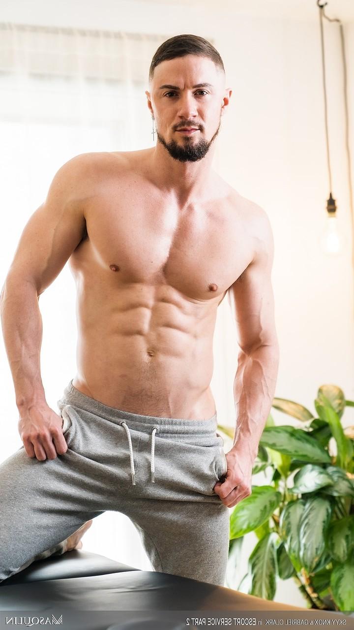 20P O galã gay Gabriel Clark analisa seu massagista muscular após ação oral quente