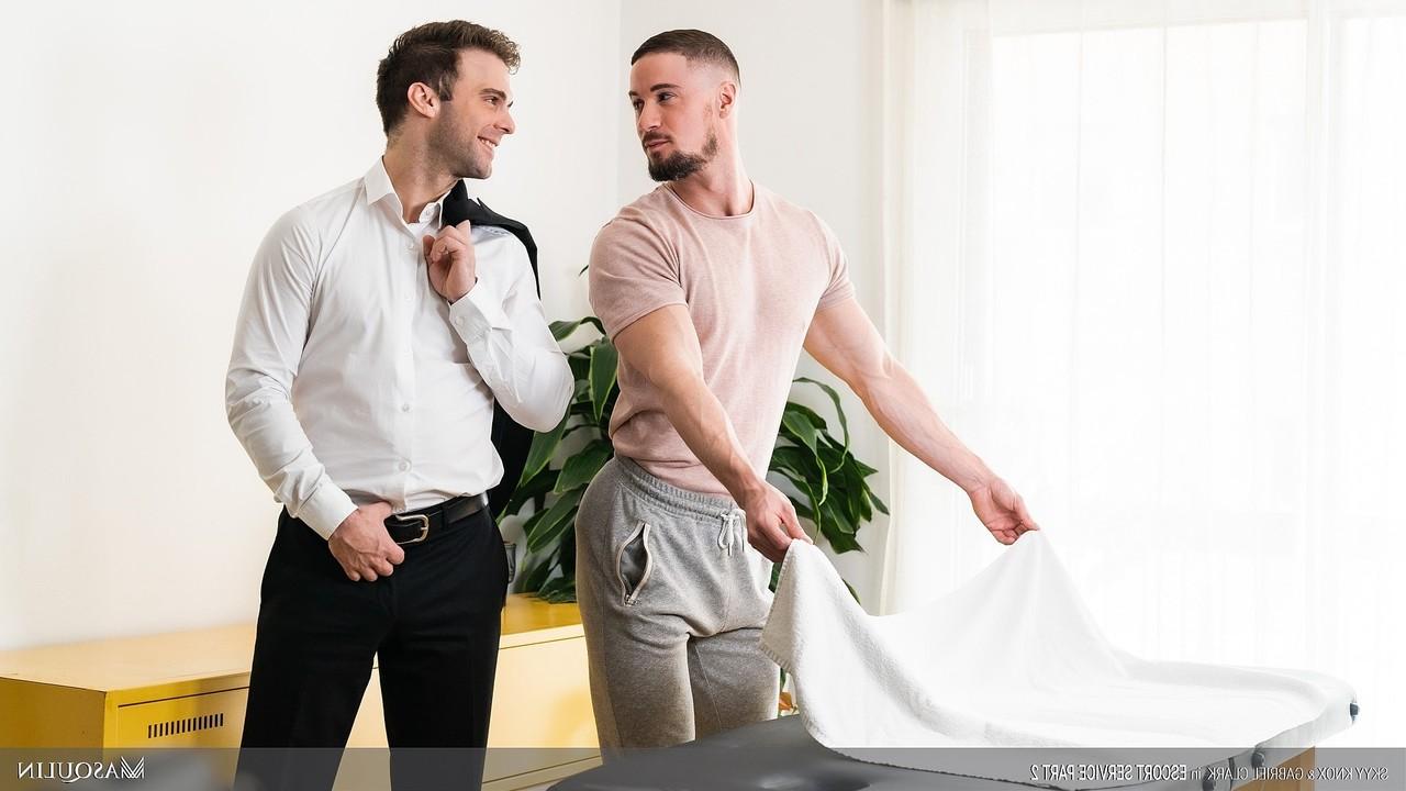 20P O galã gay Gabriel Clark analisa seu massagista muscular após ação oral quente