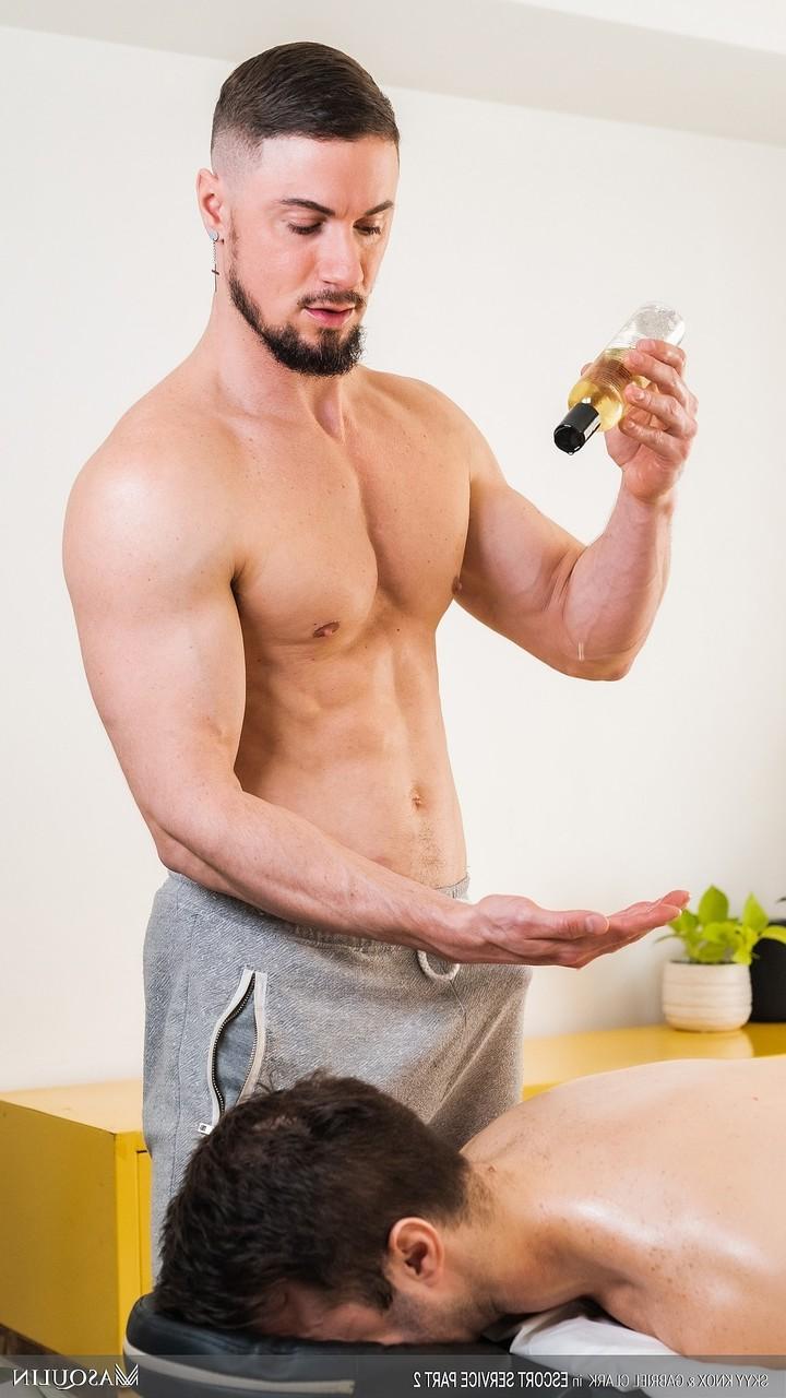 20P O galã gay Gabriel Clark analisa seu massagista muscular após ação oral quente