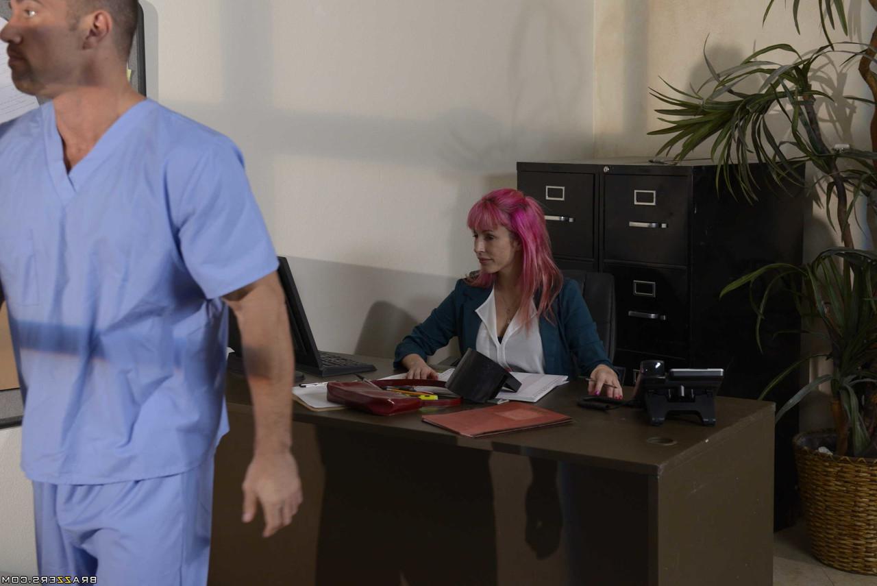 20P A sexy ébano Bethany Benz visita seu médico para fazer sexo selvagem na clínica