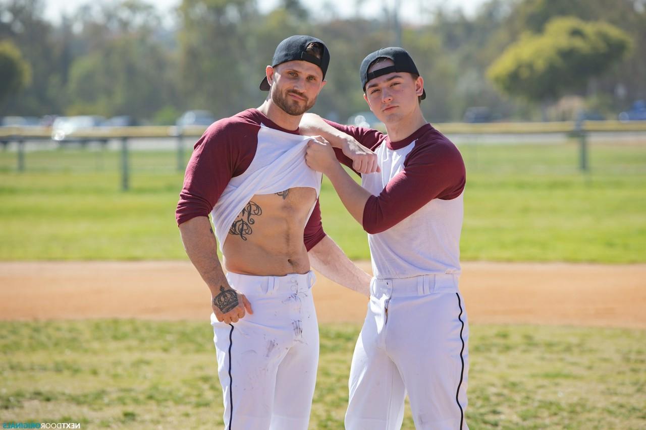 20P Colegas de equipe gays Masyn Thorne e Blain OConnor transam depois do treino de beisebol