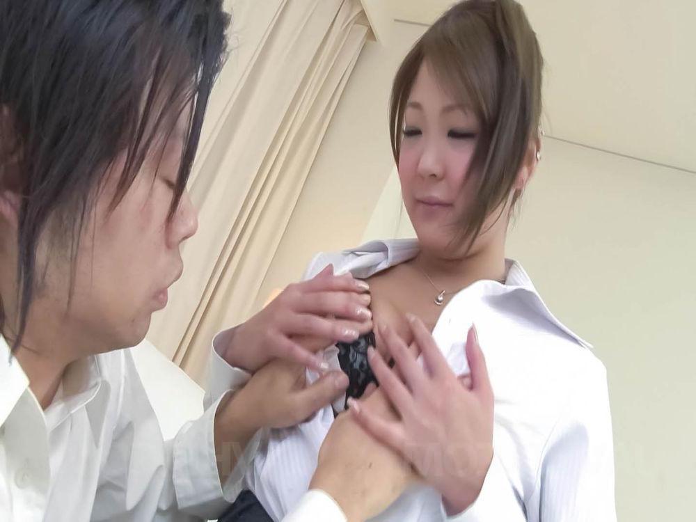 16P A japonesa Hiyoko Morinaga com grandes seios naturais dá ao seu homem uma foda maminha