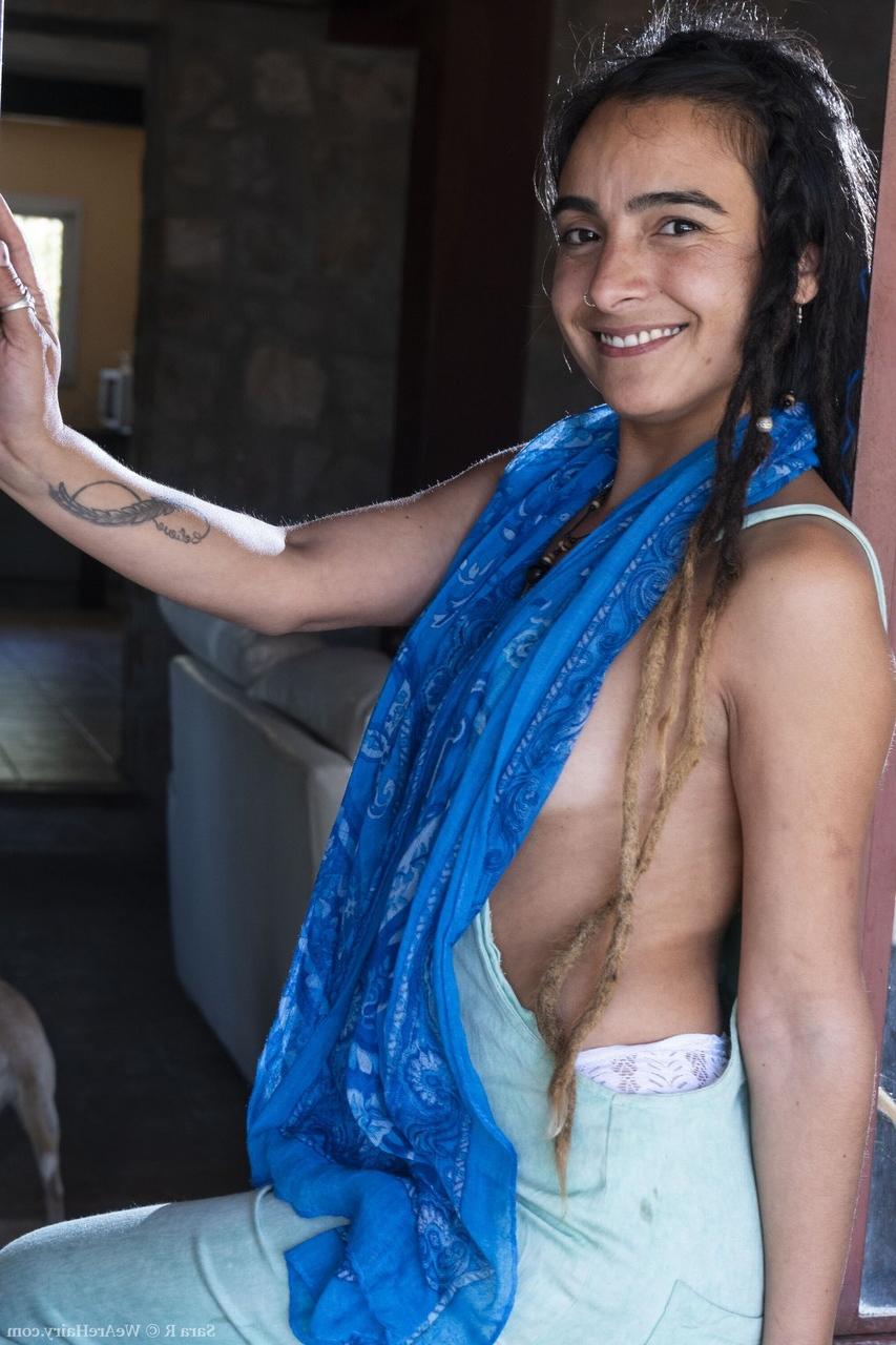 20P Das bezaubernde Babe Sara R zeigt ihren runden Arsch und spreizt ihre haarige Muschi
