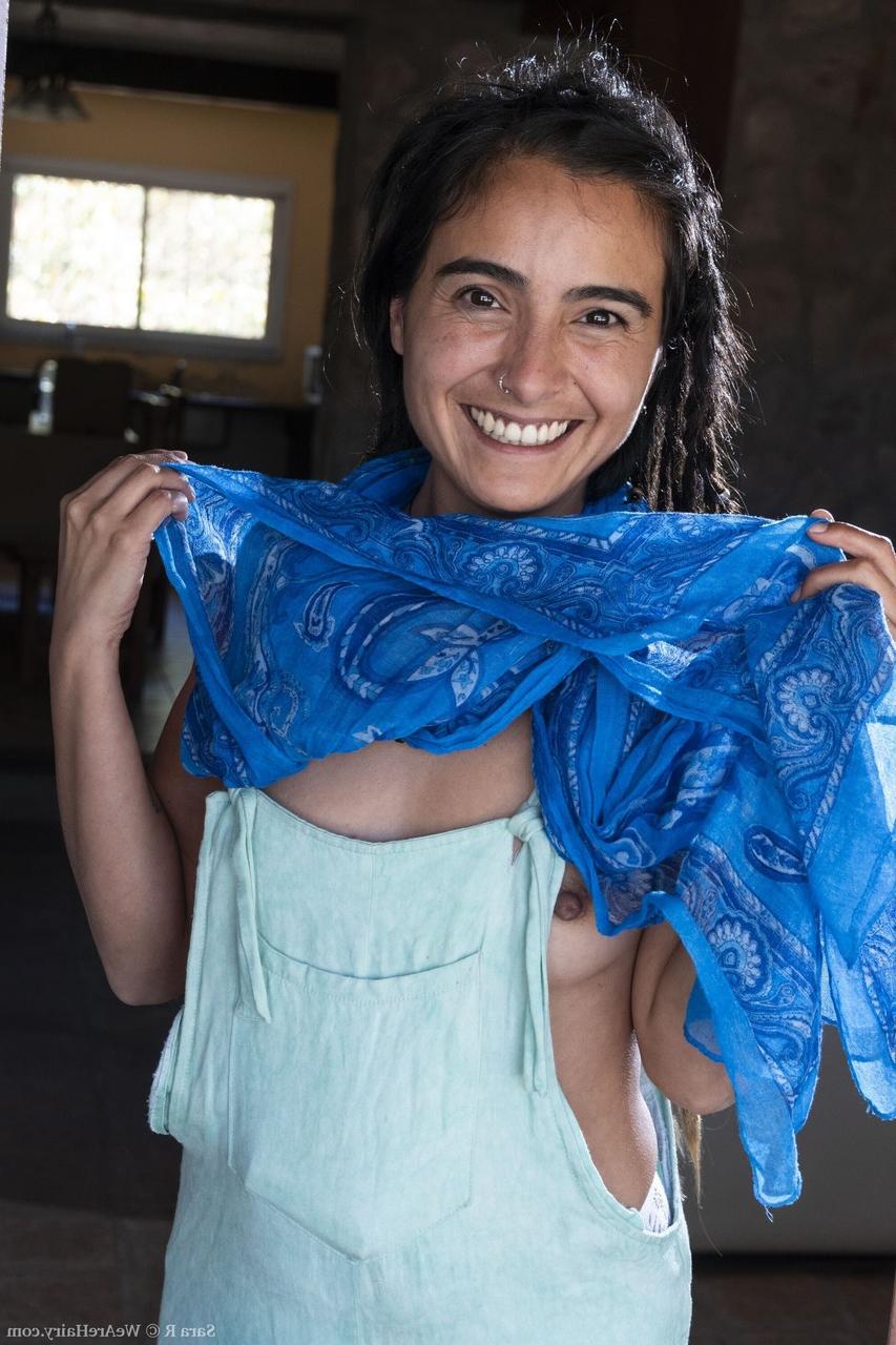 20P Das bezaubernde Babe Sara R zeigt ihren runden Arsch und spreizt ihre haarige Muschi