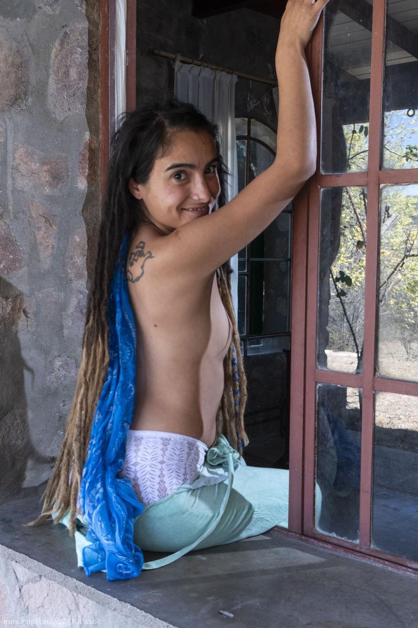 20P Das bezaubernde Babe Sara R zeigt ihren runden Arsch und spreizt ihre haarige Muschi