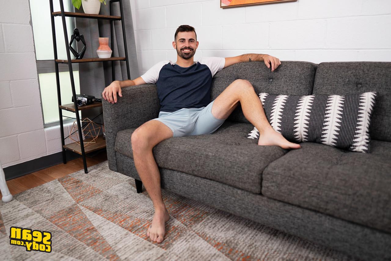 20P Dax gay barbudo mostra seu corpo quente e acaricia seu pau duro enquanto brinca