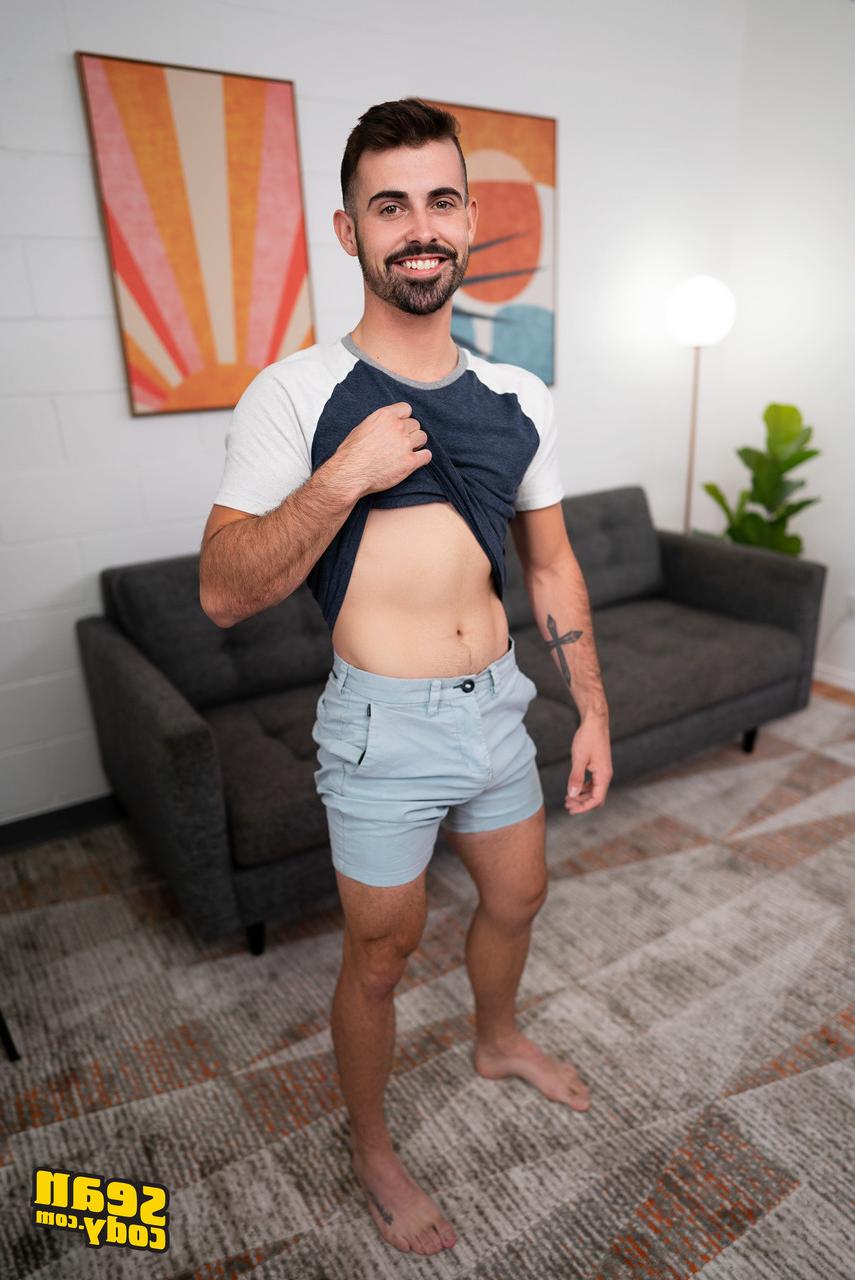 20P Dax gay barbudo mostra seu corpo quente e acaricia seu pau duro enquanto brinca