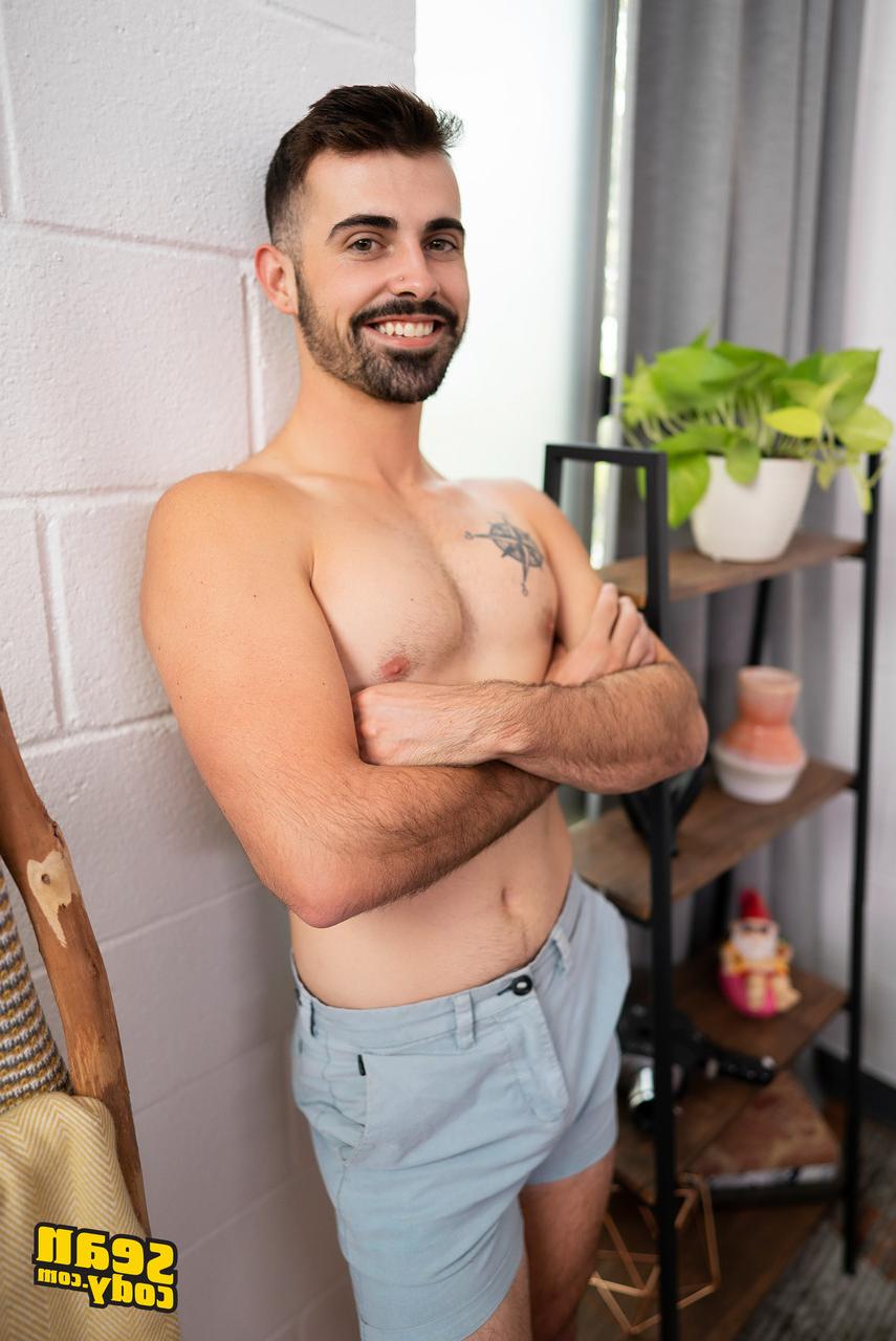 20P Dax gay barbudo mostra seu corpo quente e acaricia seu pau duro enquanto brinca