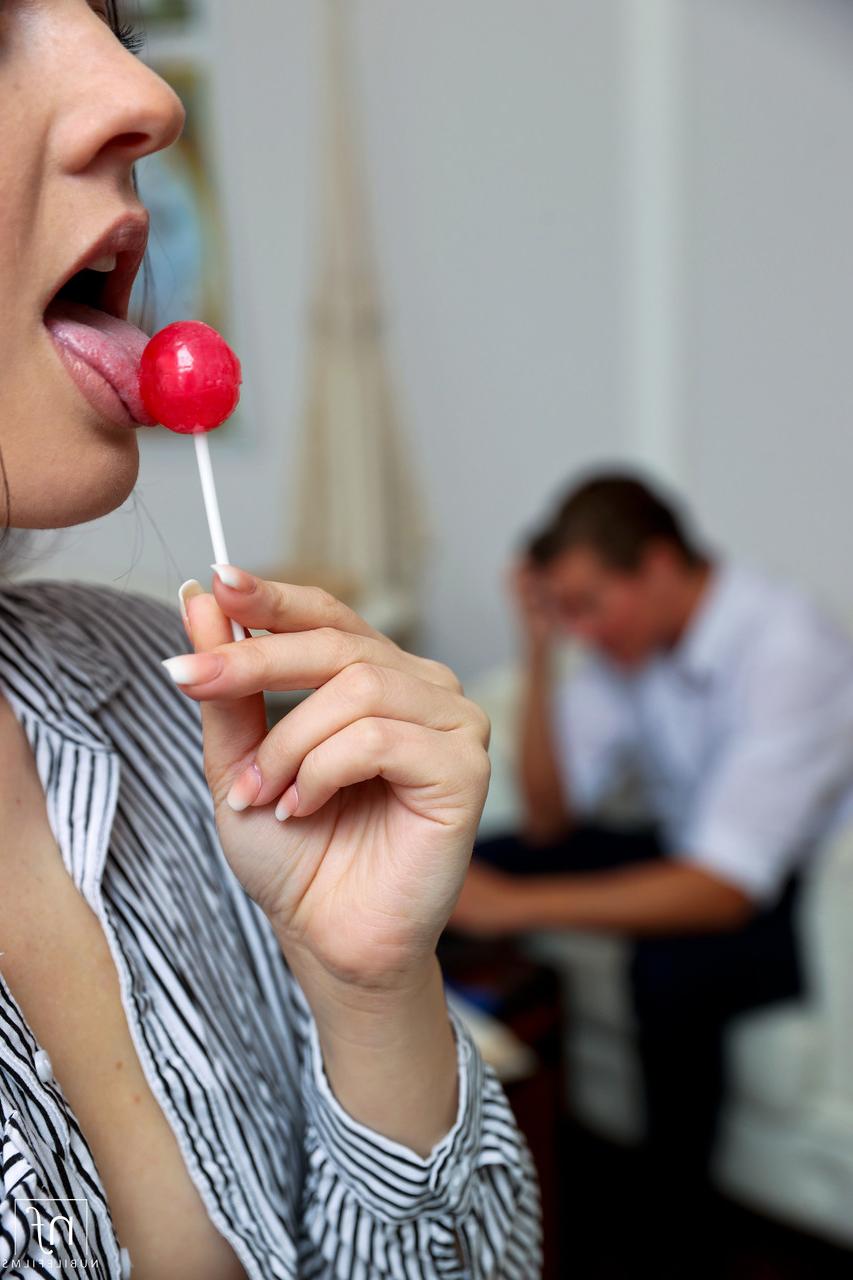 20P A adolescente totalmente natural Anie Darling dá um BJ quente e footjob antes de foder