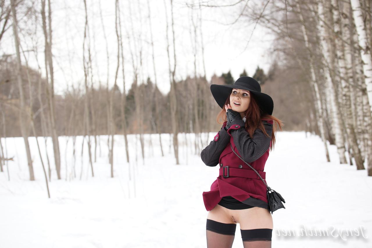 15P Redheaded babe in a coat Jeny Smith flashes her cunt in stockings in the snow