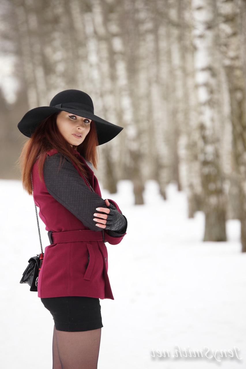 15P Redheaded babe in a coat Jeny Smith flashes her cunt in stockings in the snow
