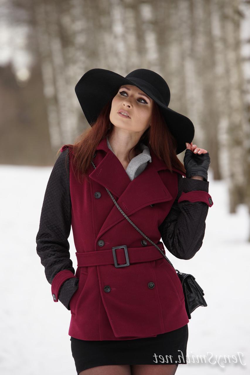 15P Redheaded babe in a coat Jeny Smith flashes her cunt in stockings in the snow