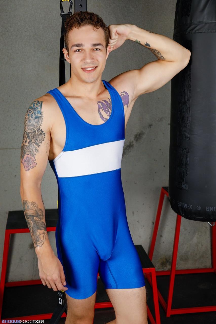 20P Die schwulen Wrestler Brandon Anderson und Jayden Marcos ficken nach dem Training anal