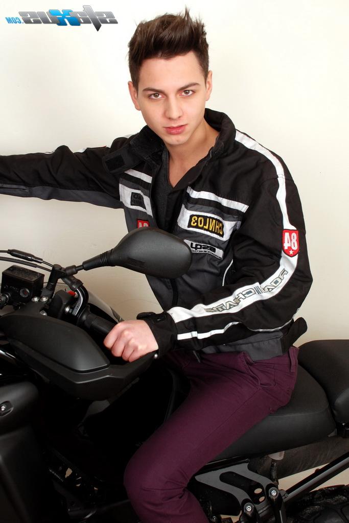 20P Les garçons gays Skylar Blu et Xander Hollis se font une pipe et se font sodomiser