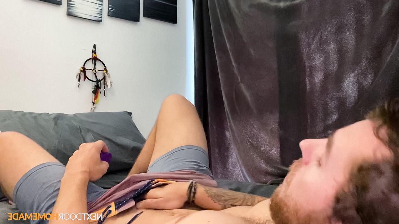 20P A morena amadora entediada Carter Woods brinca com sua bunda e se masturba diante das câmeras