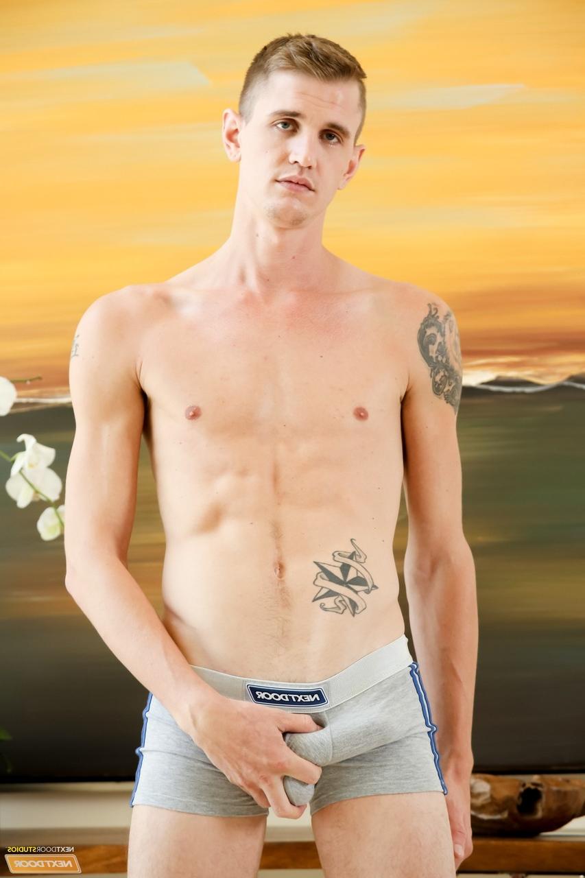 20P El sexy moreno gay Johnny Riley obtiene su culo estirado por Damien Hyde