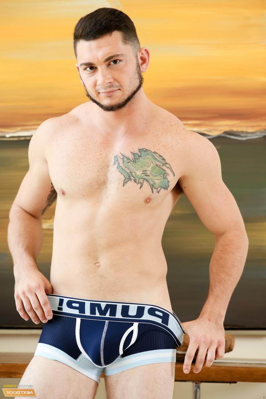 20P El sexy moreno gay Johnny Riley obtiene su culo estirado por Damien Hyde