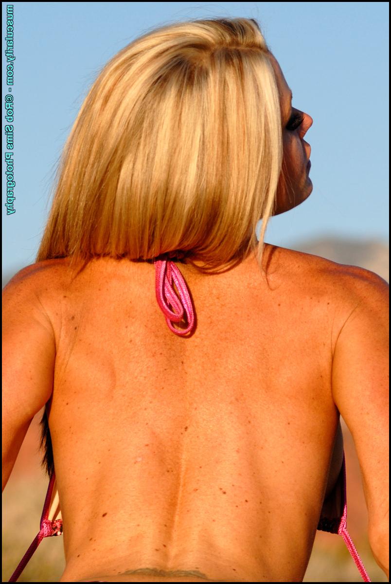 15P Die heiße blonde Bodybuilderin Christy Allen öffnet im Freien die Schnüre ihres Bikinis
