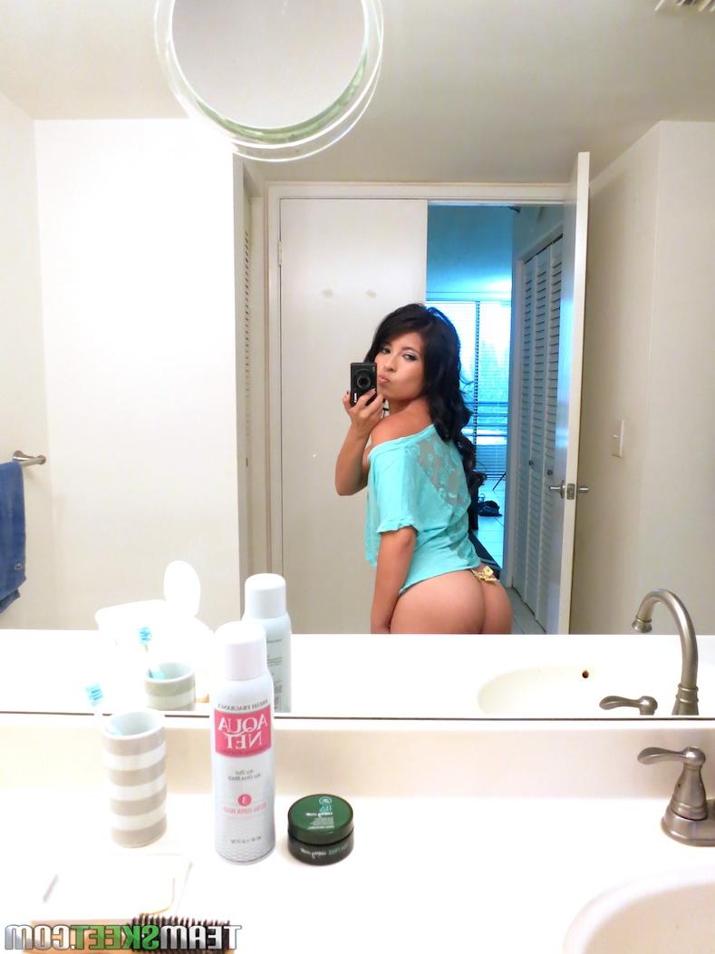 17P Petite tiny titted adolescente Jasmine Gomez coloca sua doce bunda para POV doggystyle
