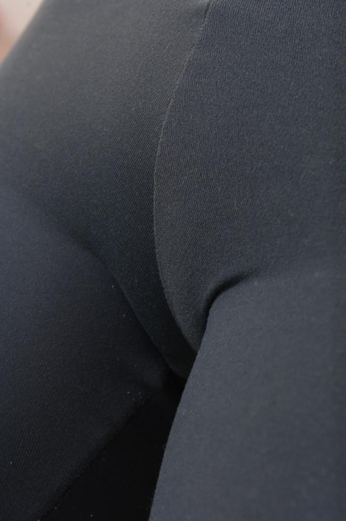 20P As estrelas porno adolescentes excêntricas Tanja e Cindy brincam nos buracos uma da outra depois de se despir