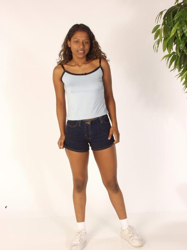 12P Linda garota indiana fica apenas com meias e sapatos antes de se masturbar