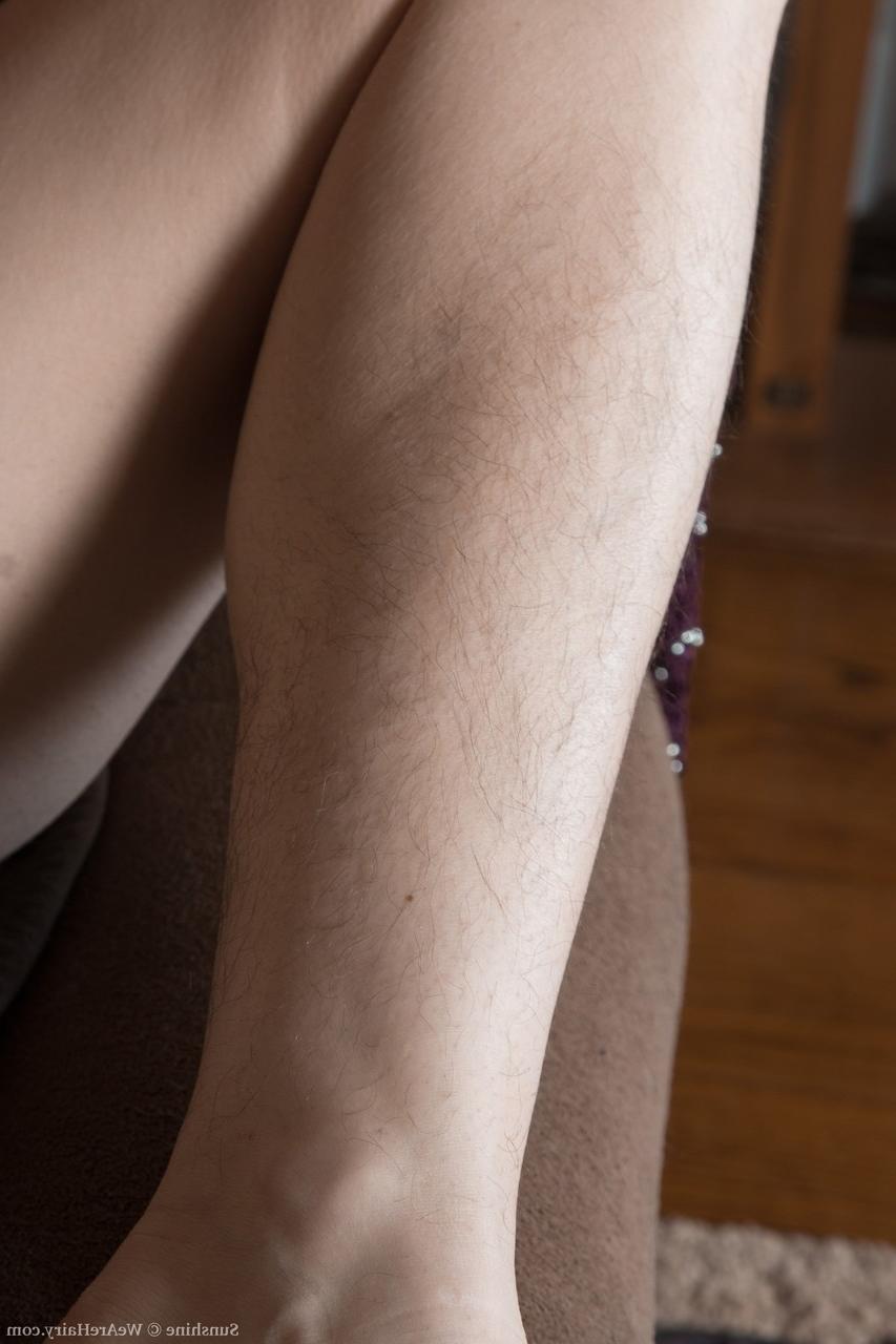 17P La peluda Honey Sunshine hace alarde de su vello en las axilas y abre su culo peludo desnuda