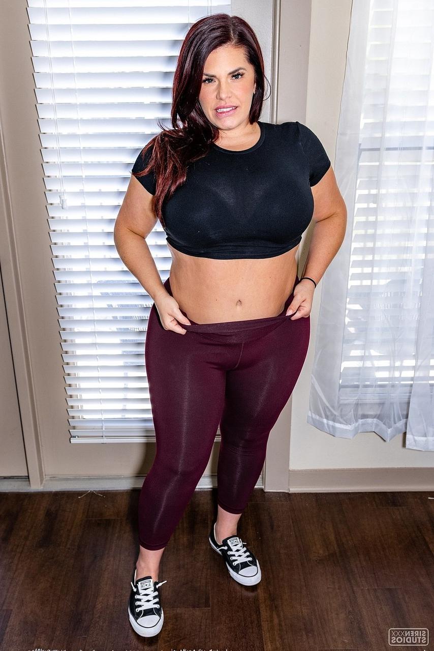 20P La gordita amateur jessica jax exponiendo su gran culo y sus jugosas tetas