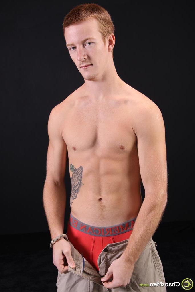 20P El pelirrojo gay peludo franklin muestra su cuerpo atlético desnudo y su gran polla