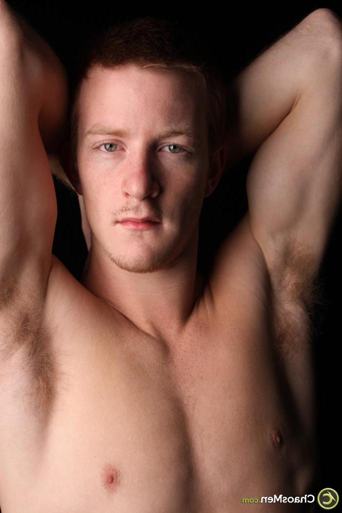 20P El pelirrojo gay peludo franklin muestra su cuerpo atlético desnudo y su gran polla